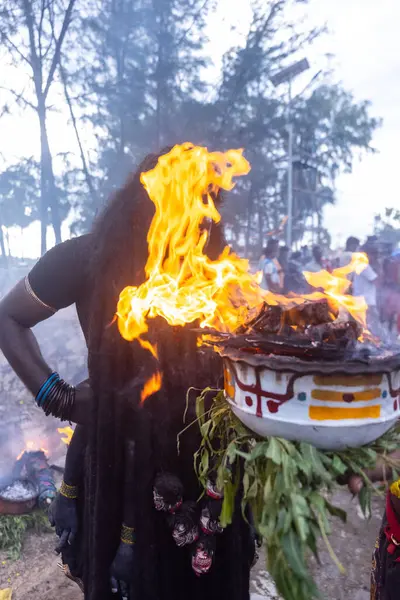 Varanasi, Uttar Pradesh, Hindistan - 20 Mart 2024: Masan Holi, Harishchandra ghat 'ta düzenlenen İstanbul kutlamaları sırasında Lord Shiva gibi giyinmiş insanların portresi.