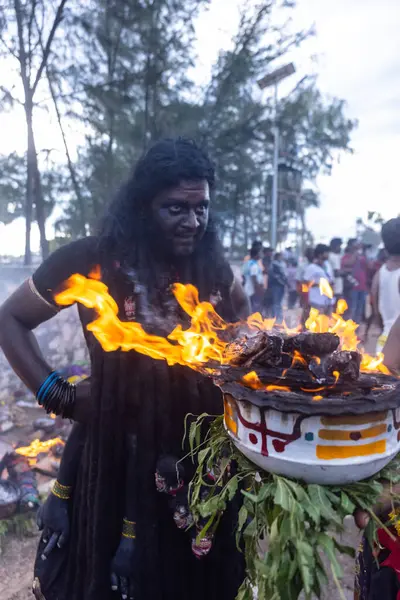 Varanasi, Uttar Pradesh, Hindistan - 20 Mart 2024: Masan Holi, Harishchandra ghat 'ta düzenlenen İstanbul kutlamaları sırasında Lord Shiva gibi giyinmiş insanların portresi.