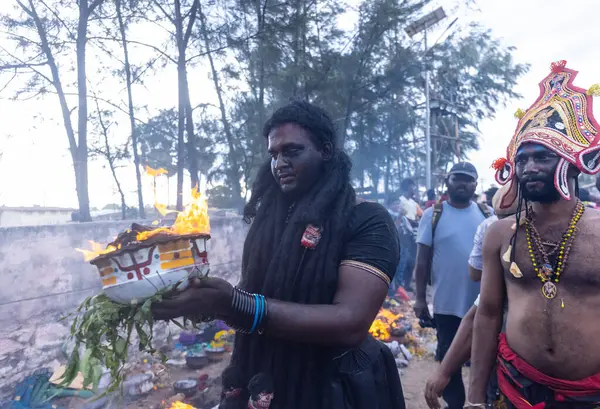 Varanasi, Uttar Pradesh, Hindistan - 20 Mart 2024: Masan Holi, Harishchandra ghat 'ta düzenlenen İstanbul kutlamaları sırasında Lord Shiva gibi giyinmiş insanların portresi.