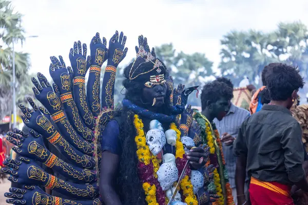 Varanasi, Uttar Pradesh, Hindistan - 20 Mart 2024: Masan Holi, Harishchandra ghat 'ta düzenlenen kutlama sırasında Lord Shiva kılığında kuru külle boyanmış insanların portresi.