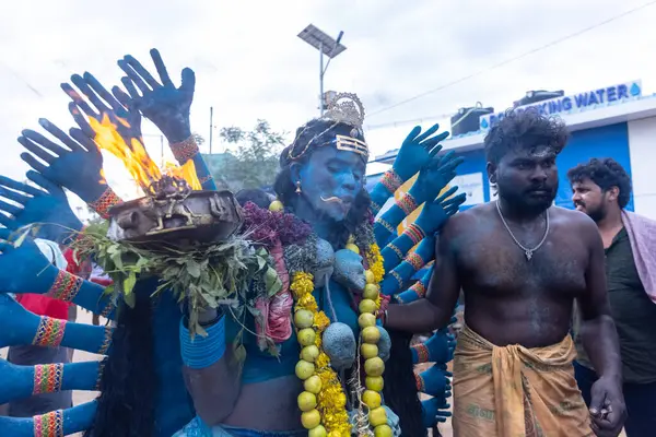 Varanasi, Uttar Pradesh, Hindistan - 20 Mart 2024: Masan Holi, Harishchandra ghat 'ta düzenlenen İstanbul kutlamaları sırasında Lord Shiva gibi giyinmiş insanların portresi.