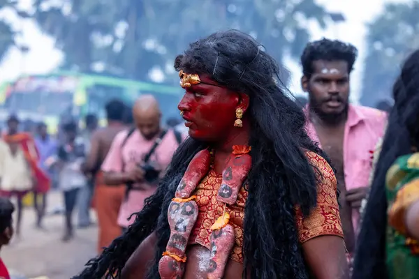 Varanasi, Uttar Pradesh, Hindistan - 20 Mart 2024: Masan Holi, Harishchandra ghat 'ta düzenlenen kutlama sırasında Lord Shiva kılığında kuru külle boyanmış insanların portresi.