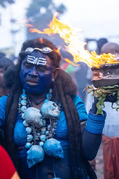 Varanasi, Uttar Pradesh, Hindistan - 20 Mart 2024: Masan Holi, Harishchandra ghat 'ta düzenlenen İstanbul kutlamaları sırasında Lord Shiva gibi giyinmiş insanların portresi.
