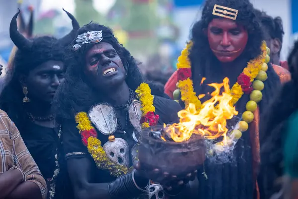 Varanasi, Uttar Pradesh, Hindistan - 20 Mart 2024: Masan Holi, Harishchandra ghat 'ta düzenlenen İstanbul kutlamaları sırasında Lord Shiva gibi giyinmiş insanların portresi.
