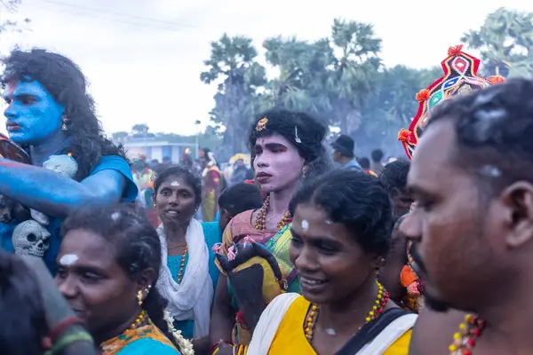 Varanasi, Uttar Pradesh, Hindistan - 20 Mart 2024: Masan Holi, Harishchandra ghat 'ta düzenlenen kutlama sırasında Lord Shiva kılığında kuru külle boyanmış insanların portresi.