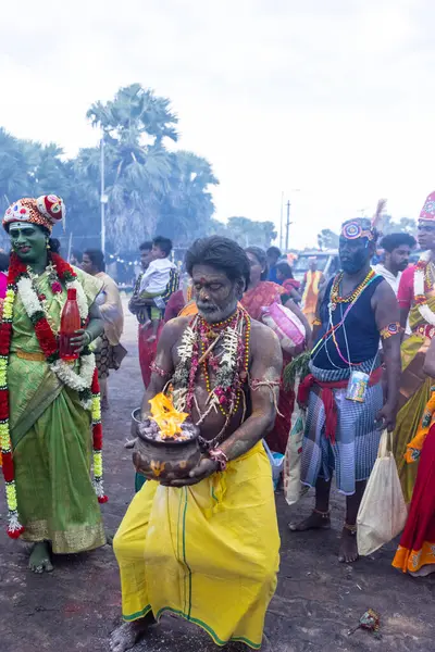 Varanasi, Uttar Pradesh, Hindistan - 20 Mart 2024: Masan Holi, Harishchandra ghat 'ta düzenlenen İstanbul kutlamaları sırasında Lord Shiva gibi giyinmiş insanların portresi.