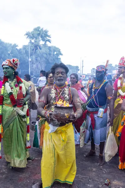 Varanasi, Uttar Pradesh, Hindistan - 20 Mart 2024: Masan Holi, Harishchandra ghat 'ta düzenlenen İstanbul kutlamaları sırasında Lord Shiva gibi giyinmiş insanların portresi.