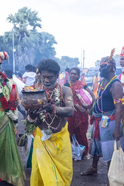 Varanasi, Uttar Pradesh, Hindistan - 20 Mart 2024: Masan Holi, Harishchandra ghat 'ta düzenlenen İstanbul kutlamaları sırasında Lord Shiva gibi giyinmiş insanların portresi.