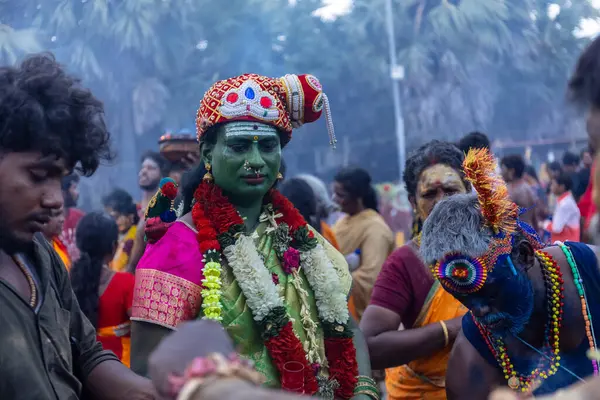 Varanasi, Uttar Pradesh, Hindistan - 20 Mart 2024: Masan Holi, Harishchandra ghat 'ta düzenlenen kutlama sırasında Lord Shiva kılığında kuru külle boyanmış insanların portresi.