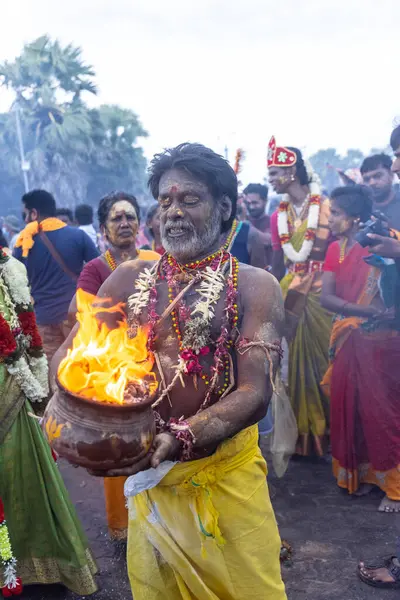 Varanasi, Uttar Pradesh, Hindistan - 20 Mart 2024: Masan Holi, Harishchandra ghat 'ta düzenlenen İstanbul kutlamaları sırasında Lord Shiva gibi giyinmiş insanların portresi.