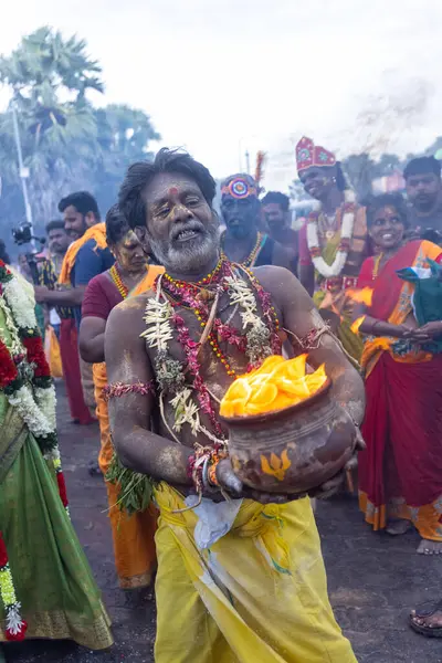 Varanasi, Uttar Pradesh, Hindistan - 20 Mart 2024: Masan Holi, Harishchandra ghat 'ta düzenlenen İstanbul kutlamaları sırasında Lord Shiva gibi giyinmiş insanların portresi.