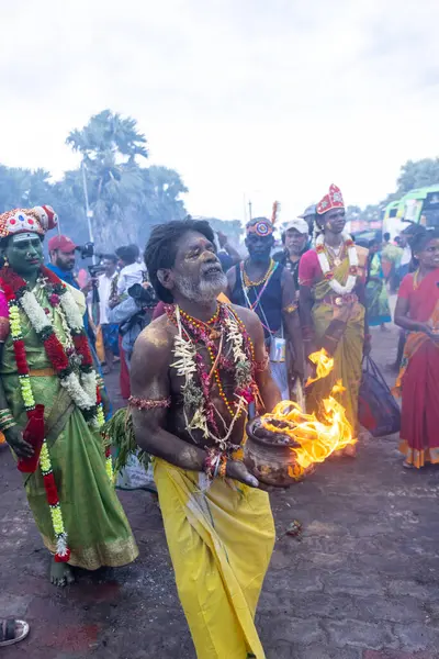 Varanasi, Uttar Pradesh, Hindistan - 20 Mart 2024: Masan Holi, Harishchandra ghat 'ta düzenlenen İstanbul kutlamaları sırasında Lord Shiva gibi giyinmiş insanların portresi.