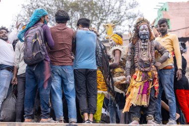 Varanasi, Uttar Pradesh, Hindistan - 20 Mart 2024: Masan Holi, Harishchandra ghat 'ta düzenlenen kutlama sırasında Lord Shiva kılığında kuru külle boyanmış insanların portresi.