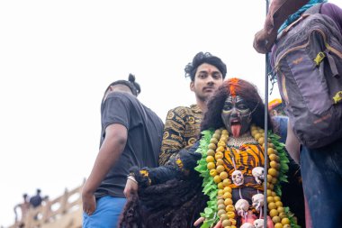 Varanasi, Uttar Pradesh, Hindistan - 20 Mart 2024: Masan Holi, Harishchandra ghat 'ta düzenlenen kutlama sırasında Lord Shiva kılığında kuru külle boyanmış insanların portresi.