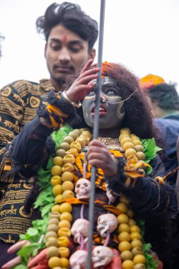 Varanasi, Uttar Pradesh, Hindistan - 20 Mart 2024: Masan Holi, Harishchandra ghat 'ta düzenlenen kutlama sırasında Lord Shiva kılığında kuru külle boyanmış insanların portresi.