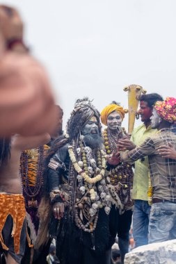 Varanasi, Uttar Pradesh, Hindistan - 20 Mart 2024: Masan Holi, Harishchandra ghat 'ta düzenlenen kutlama sırasında Lord Shiva kılığında kuru külle boyanmış insanların portresi.