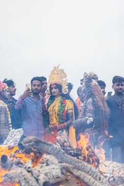 Varanasi, Uttar Pradesh, Hindistan - 20 Mart 2024: Masan Holi, Harishchandra ghat 'ta düzenlenen kutlama sırasında Lord Shiva kılığında kuru külle boyanmış insanların portresi.