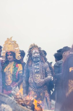 Varanasi, Uttar Pradesh, Hindistan - 20 Mart 2024: Masan Holi, Harishchandra ghat 'ta düzenlenen kutlama sırasında Lord Shiva kılığında kuru külle boyanmış insanların portresi.