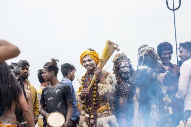 Varanasi, Uttar Pradesh, Hindistan - 20 Mart 2024: Masan Holi, Harishchandra ghat 'ta düzenlenen kutlama sırasında Lord Shiva kılığında kuru külle boyanmış insanların portresi.
