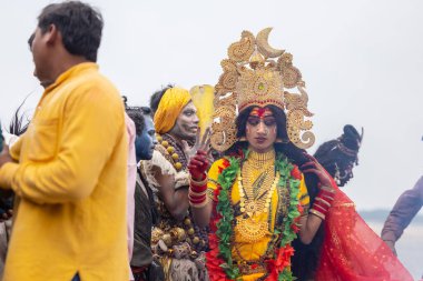Varanasi, Uttar Pradesh, Hindistan - 20 Mart 2024: Masan Holi, Harishchandra ghat 'ta düzenlenen kutlama sırasında Lord Shiva kılığında kuru külle boyanmış insanların portresi.