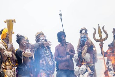 Varanasi, Uttar Pradesh, Hindistan - 20 Mart 2024: Masan Holi, Harishchandra ghat 'ta düzenlenen kutlama sırasında Lord Shiva kılığında kuru külle boyanmış insanların portresi.