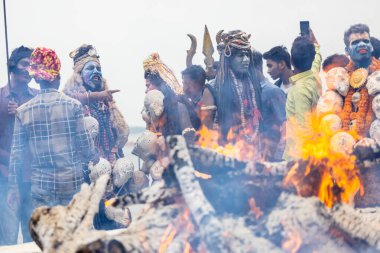 Varanasi, Uttar Pradesh, Hindistan - 20 Mart 2024: Masan Holi, Harishchandra ghat 'ta düzenlenen kutlama sırasında Lord Shiva kılığında kuru külle boyanmış insanların portresi.