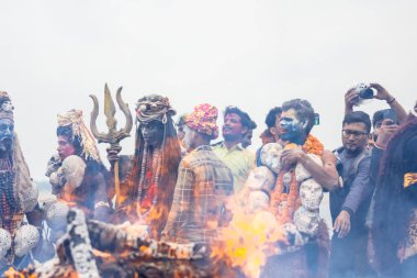 Varanasi, Uttar Pradesh, Hindistan - 20 Mart 2024: Masan Holi, Harishchandra ghat 'ta düzenlenen kutlama sırasında Lord Shiva kılığında kuru külle boyanmış insanların portresi.