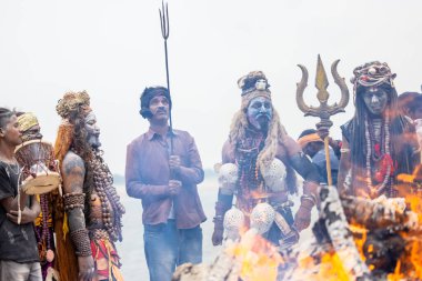 Varanasi, Uttar Pradesh, Hindistan - 20 Mart 2024: Masan Holi, Harishchandra ghat 'ta düzenlenen kutlama sırasında Lord Shiva kılığında kuru külle boyanmış insanların portresi.