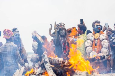 Varanasi, Uttar Pradesh, Hindistan - 20 Mart 2024: Masan Holi, Harishchandra ghat 'ta düzenlenen kutlama sırasında Lord Shiva kılığında kuru külle boyanmış insanların portresi.