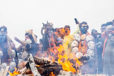 Varanasi, Uttar Pradesh, Hindistan - 20 Mart 2024: Masan Holi, Harishchandra ghat 'ta düzenlenen kutlama sırasında Lord Shiva kılığında kuru külle boyanmış insanların portresi.