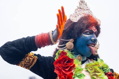 Varanasi, Uttar Pradesh, Hindistan - 20 Mart 2024: Masan Holi, Harishchandra ghat 'ta düzenlenen kutlama sırasında Lord Shiva kılığında kuru külle boyanmış insanların portresi.