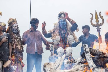 Varanasi, Uttar Pradesh, Hindistan - 20 Mart 2024: Masan Holi, Harishchandra ghat 'ta düzenlenen kutlama sırasında Lord Shiva kılığında kuru külle boyanmış insanların portresi.