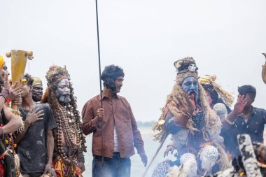 Varanasi, Uttar Pradesh, Hindistan - 20 Mart 2024: Masan Holi, Harishchandra ghat 'ta düzenlenen kutlama sırasında Lord Shiva kılığında kuru külle boyanmış insanların portresi.