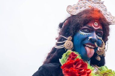 Varanasi, Uttar Pradesh, Hindistan - 20 Mart 2024: Masan Holi, Harishchandra ghat 'ta düzenlenen kutlama sırasında Lord Shiva kılığında kuru külle boyanmış insanların portresi.