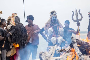 Varanasi, Uttar Pradesh, Hindistan - 20 Mart 2024: Masan Holi, Harishchandra ghat 'ta düzenlenen kutlama sırasında Lord Shiva kılığında kuru külle boyanmış insanların portresi.