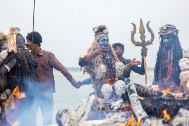 Varanasi, Uttar Pradesh, Hindistan - 20 Mart 2024: Masan Holi, Harishchandra ghat 'ta düzenlenen kutlama sırasında Lord Shiva kılığında kuru külle boyanmış insanların portresi.