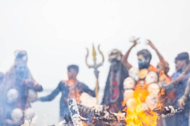 Varanasi, Uttar Pradesh, Hindistan - 20 Mart 2024: Masan Holi, Harishchandra ghat 'ta düzenlenen kutlama sırasında Lord Shiva kılığında kuru külle boyanmış insanların portresi.