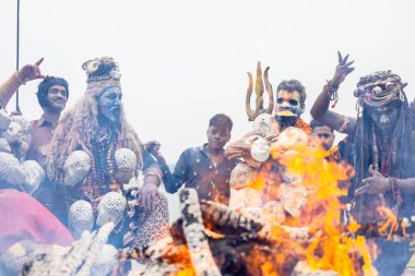 Varanasi, Uttar Pradesh, Hindistan - 20 Mart 2024: Masan Holi, Harishchandra ghat 'ta düzenlenen kutlama sırasında Lord Shiva kılığında kuru külle boyanmış insanların portresi.