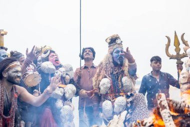 Varanasi, Uttar Pradesh, Hindistan - 20 Mart 2024: Masan Holi, Harishchandra ghat 'ta düzenlenen kutlama sırasında Lord Shiva kılığında kuru külle boyanmış insanların portresi.