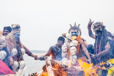 Varanasi, Uttar Pradesh, Hindistan - 20 Mart 2024: Masan Holi, Harishchandra ghat 'ta düzenlenen kutlama sırasında Lord Shiva kılığında kuru külle boyanmış insanların portresi.
