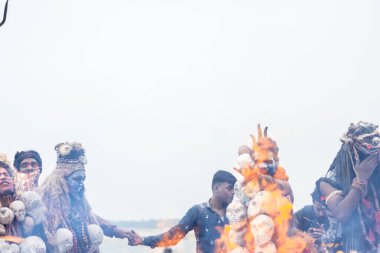 Varanasi, Uttar Pradesh, Hindistan - 20 Mart 2024: Masan Holi, Harishchandra ghat 'ta düzenlenen kutlama sırasında Lord Shiva kılığında kuru külle boyanmış insanların portresi.
