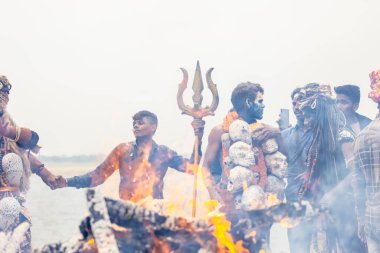 Varanasi, Uttar Pradesh, Hindistan - 20 Mart 2024: Masan Holi, Harishchandra ghat 'ta düzenlenen kutlama sırasında Lord Shiva kılığında kuru külle boyanmış insanların portresi.