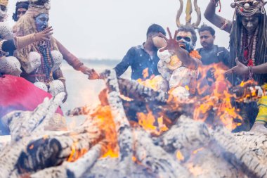 Varanasi, Uttar Pradesh, Hindistan - 20 Mart 2024: Masan Holi, Harishchandra ghat 'ta düzenlenen kutlama sırasında Lord Shiva kılığında kuru külle boyanmış insanların portresi.