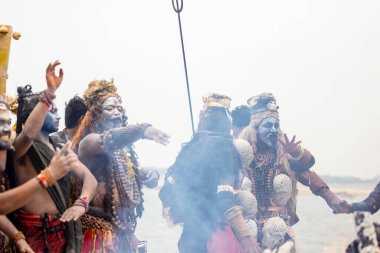 Varanasi, Uttar Pradesh, Hindistan - 20 Mart 2024: Masan Holi, Harishchandra ghat 'ta düzenlenen kutlama sırasında Lord Shiva kılığında kuru külle boyanmış insanların portresi.