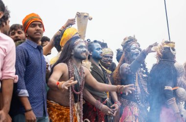Varanasi, Uttar Pradesh, Hindistan - 20 Mart 2024: Masan Holi, Harishchandra ghat 'ta düzenlenen kutlama sırasında Lord Shiva kılığında kuru külle boyanmış insanların portresi.