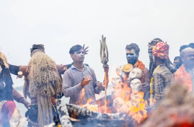 Varanasi, Uttar Pradesh, Hindistan - 20 Mart 2024: Masan Holi, Harishchandra ghat 'ta düzenlenen kutlama sırasında Lord Shiva kılığında kuru külle boyanmış insanların portresi.