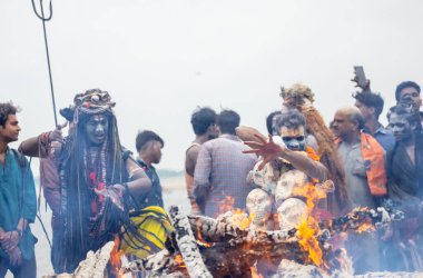 Varanasi, Uttar Pradesh, Hindistan - 20 Mart 2024: Masan Holi, Harishchandra ghat 'ta düzenlenen kutlama sırasında Lord Shiva kılığında kuru külle boyanmış insanların portresi.