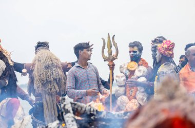 Varanasi, Uttar Pradesh, Hindistan - 20 Mart 2024: Masan Holi, Harishchandra ghat 'ta düzenlenen kutlama sırasında Lord Shiva kılığında kuru külle boyanmış insanların portresi.