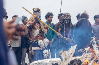 Varanasi, Uttar Pradesh, Hindistan - 20 Mart 2024: Masan Holi, Harishchandra ghat 'ta düzenlenen kutlama sırasında Lord Shiva kılığında kuru külle boyanmış insanların portresi.