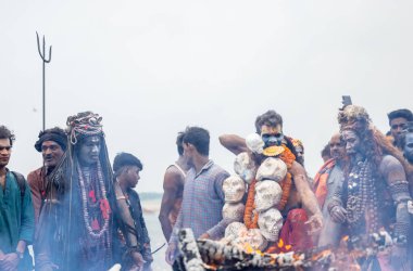 Varanasi, Uttar Pradesh, Hindistan - 20 Mart 2024: Masan Holi, Harishchandra ghat 'ta düzenlenen kutlama sırasında Lord Shiva kılığında kuru külle boyanmış insanların portresi.